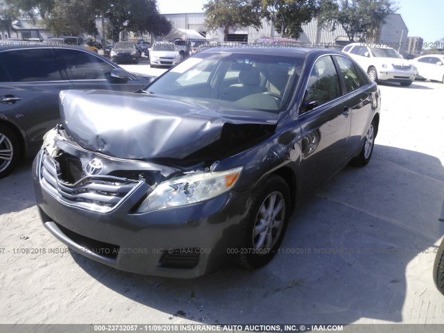 4T1BK3EK3BU614790 - 2011 TOYOTA CAMRY SE/LE/XLE GRAY photo 2