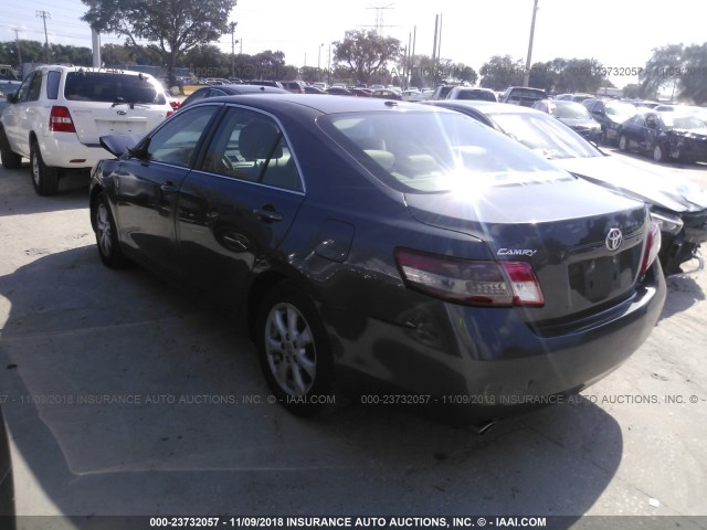 4T1BK3EK3BU614790 - 2011 TOYOTA CAMRY SE/LE/XLE GRAY photo 3