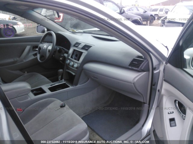 4T1BE46K89U354957 - 2009 TOYOTA CAMRY SE/LE/XLE SILVER photo 5