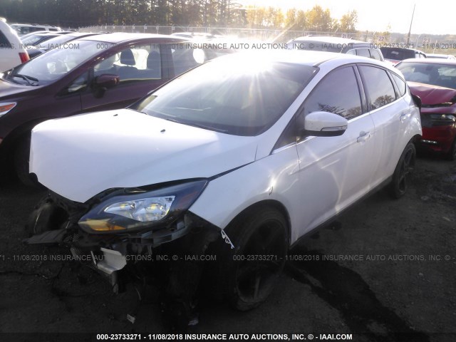 1FAHP3N26CL423667 - 2012 FORD FOCUS TITANIUM WHITE photo 2