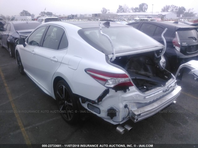 4T1BZ1HK2JU012182 - 2018 TOYOTA CAMRY XSE/XLE WHITE photo 3