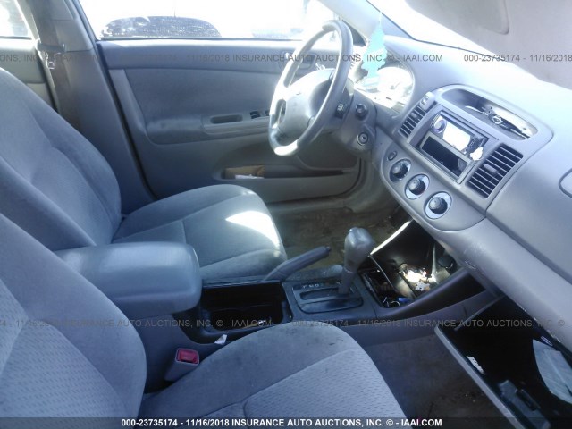 4T1BE32K24U338889 - 2004 TOYOTA CAMRY LE/XLE/SE BLUE photo 5