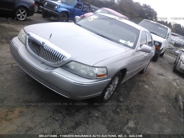 1LNHM82W13Y699745 - 2003 LINCOLN TOWN CAR SIGNATURE SILVER photo 2