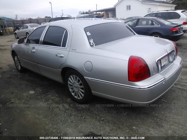 1LNHM82W13Y699745 - 2003 LINCOLN TOWN CAR SIGNATURE SILVER photo 3