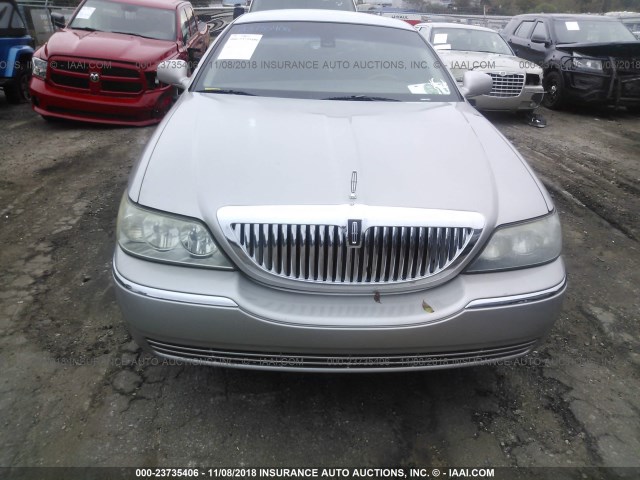 1LNHM82W13Y699745 - 2003 LINCOLN TOWN CAR SIGNATURE SILVER photo 6