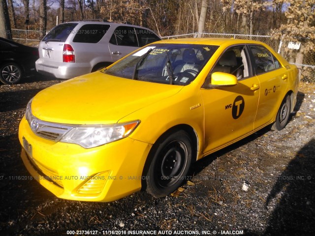 4T1BD1FK1CU019354 - 2012 TOYOTA CAMRY HYBRID/LE/XLE YELLOW photo 2