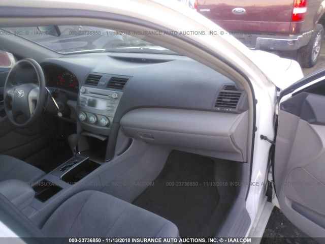 4T4BE46K59R088352 - 2009 TOYOTA CAMRY SE/LE/XLE WHITE photo 5