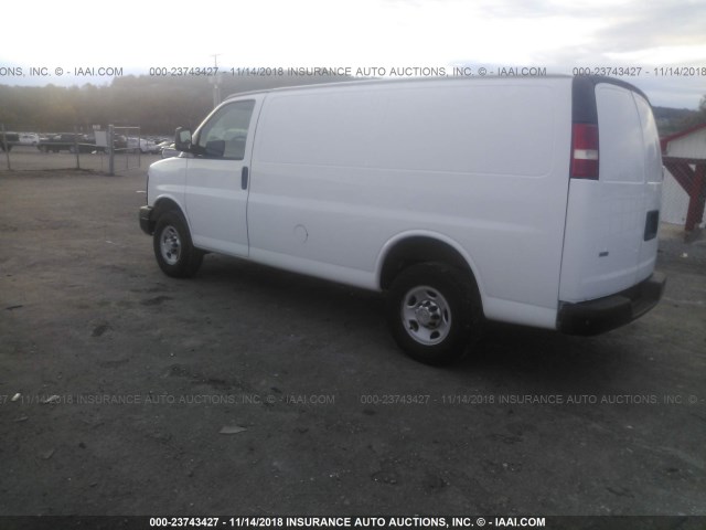 1GCZGTBA2B1113343 - 2011 CHEVROLET EXPRESS G3500  WHITE photo 3