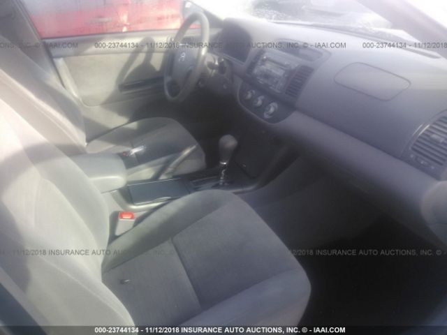 4T1BE32K35U941495 - 2005 TOYOTA CAMRY LE/XLE/SE SILVER photo 5