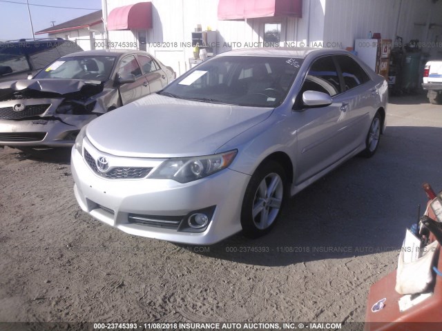 4T1BF1FK3DU696739 - 2013 TOYOTA CAMRY L/SE/LE/XLE Gümüş foto 2
