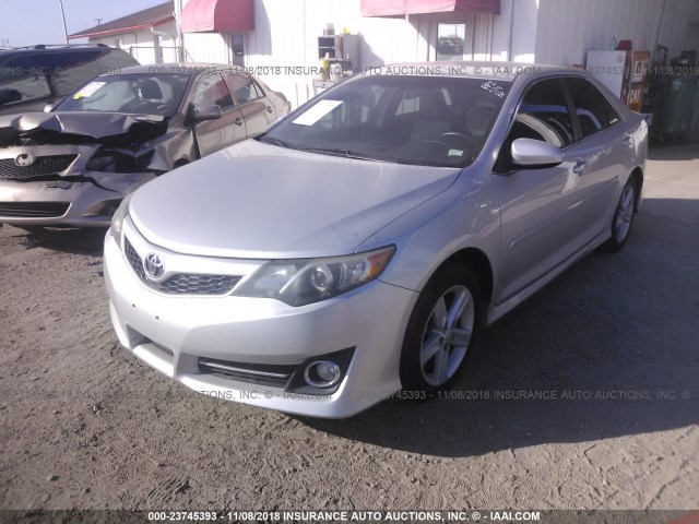 4T1BF1FK3DU696739 - 2013 TOYOTA CAMRY L/SE/LE/XLE Gümüş foto 6