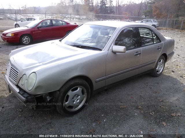 WDBJF72F7VA409318 - 1997 MERCEDES-BENZ E 420 TAN photo 2