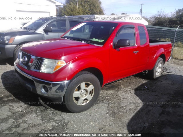 1N6AD06U17C456954 - 2007 NISSAN FRONTIER KING CAB LE/SE/OFF ROAD RED photo 2