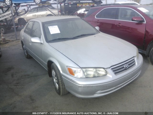 JT2BG22K6Y0393280 - 2000 TOYOTA CAMRY CE/LE/XLE 银色 照片 1