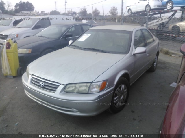 JT2BG22K6Y0393280 - 2000 TOYOTA CAMRY CE/LE/XLE 银色 照片 2