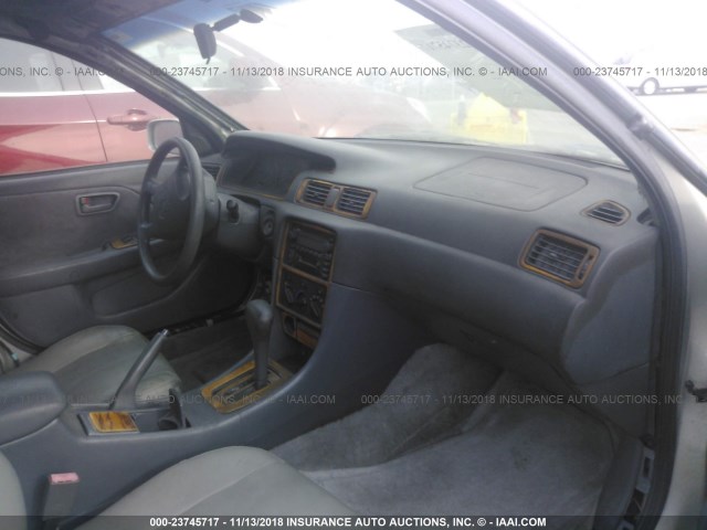 JT2BG22K6Y0393280 - 2000 TOYOTA CAMRY CE/LE/XLE 银色 照片 5
