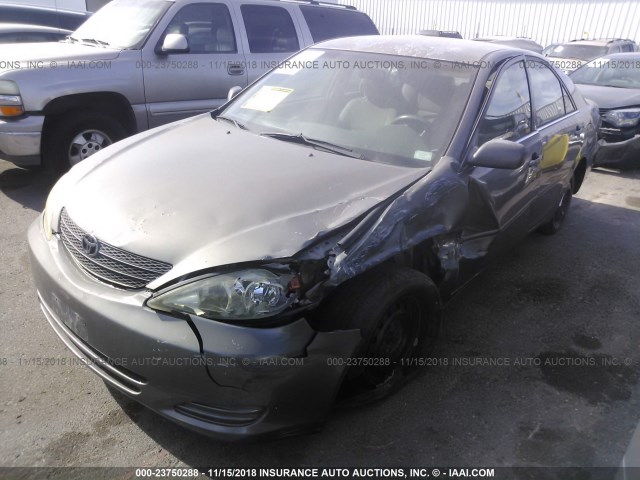 4T1BF32K02U534145 - 2002 TOYOTA CAMRY LE/XLE/SE GRAY photo 2