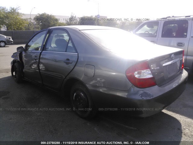 4T1BF32K02U534145 - 2002 TOYOTA CAMRY LE/XLE/SE GRAY photo 3