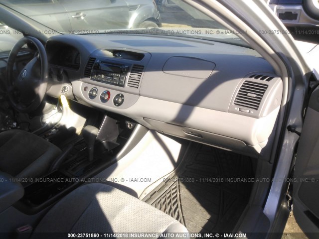 4T1BE32K82U586528 - 2002 TOYOTA CAMRY LE/XLE/SE SILVER photo 5