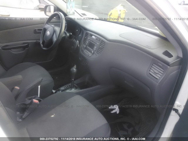 KNADH4A36B6736593 - 2011 KIA RIO LX/SX WHITE photo 5