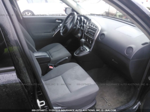 2T1KR38E84C209286 - 2004 TOYOTA COROLLA MATRIX XR BLACK photo 5