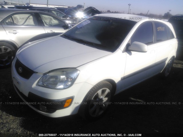 KNADE243196542735 - 2009 KIA RIO 5 SX WHITE photo 2