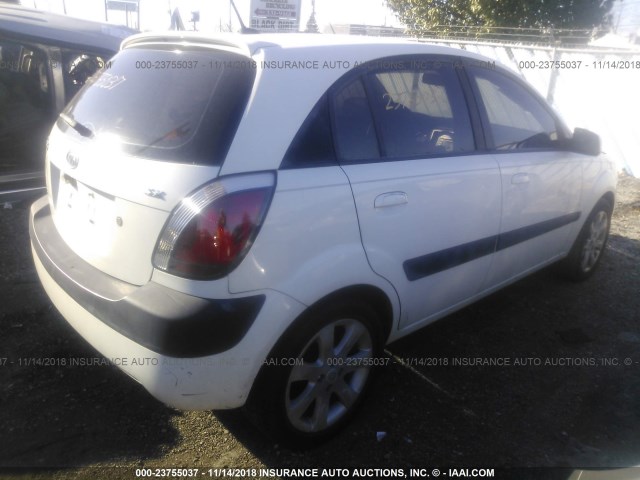 KNADE243196542735 - 2009 KIA RIO 5 SX WHITE photo 4