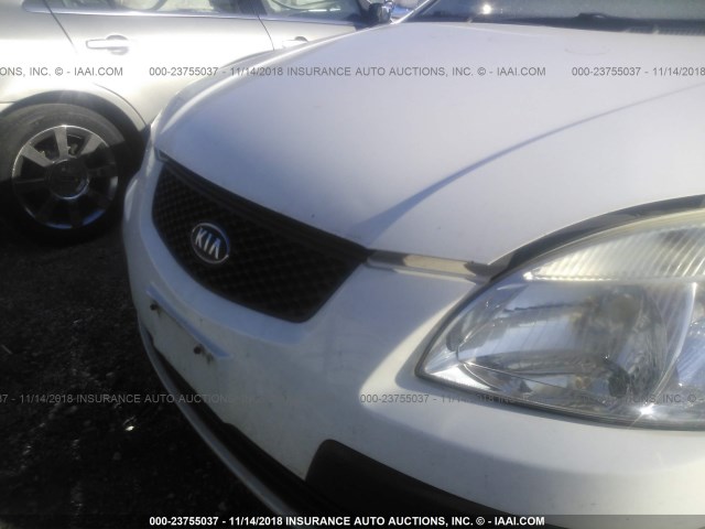 KNADE243196542735 - 2009 KIA RIO 5 SX WHITE photo 6