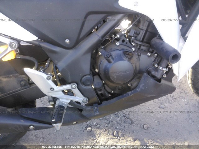 MLHMC4102D5303060 - 2013 HONDA CBR250 R WHITE photo 8