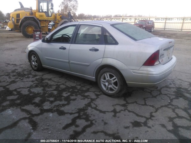 1FAFP34P62W257121 - 2002 FORD FOCUS SE/SE COMFORT SILVER photo 3