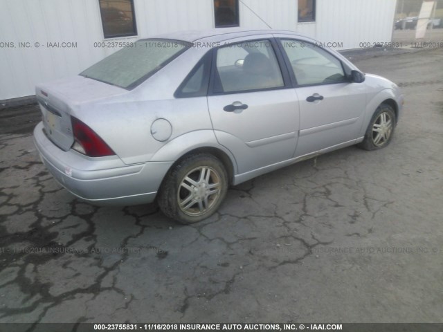 1FAFP34P62W257121 - 2002 FORD FOCUS SE/SE COMFORT SILVER photo 4