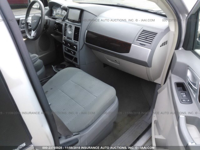 2A4RR5D12AR421233 - 2010 CHRYSLER TOWN & COUNTRY TOURING SILVER photo 5