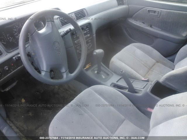4T1BG22K6WU225731 - 1998 TOYOTA CAMRY CE/LE/XLE 灰色 照片 5