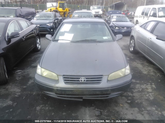 4T1BG22K6WU225731 - 1998 TOYOTA CAMRY CE/LE/XLE 灰色 照片 6