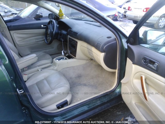 WVWJH63B21E034247 - 2001 VOLKSWAGEN PASSAT GLX 绿色 照片 5