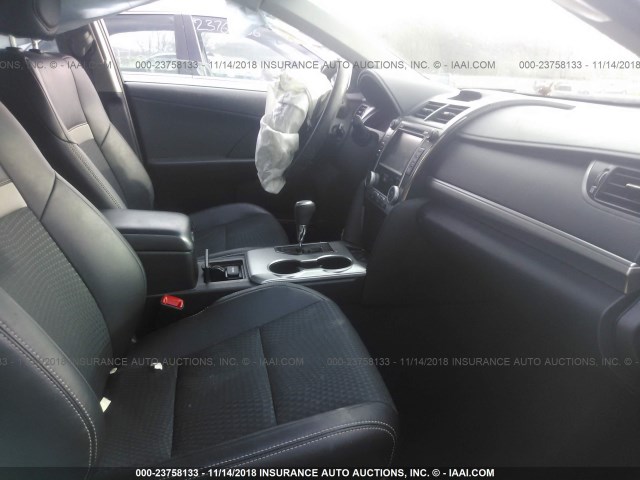 4T1BD1FK2EU137531 - 2014 TOYOTA CAMRY HYBRID/LE/XLE 灰色 照片 5
