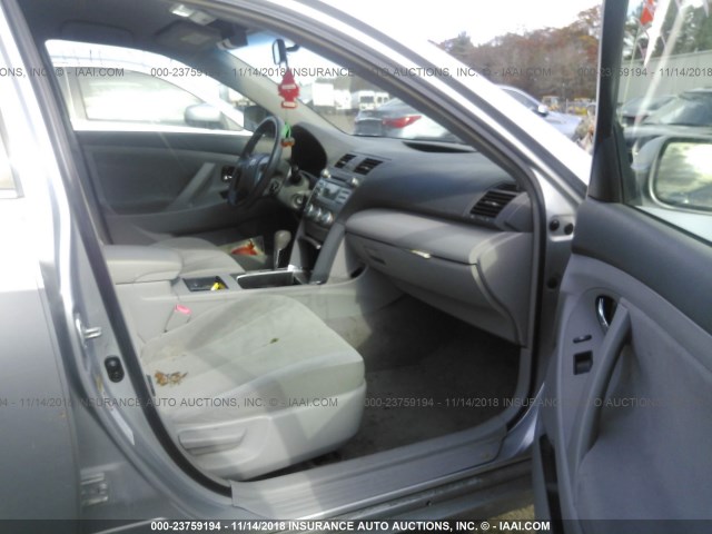 JTNBE46K673006769 - 2007 TOYOTA CAMRY NEW GENERAT CE/LE/XLE/SE SILVER photo 5