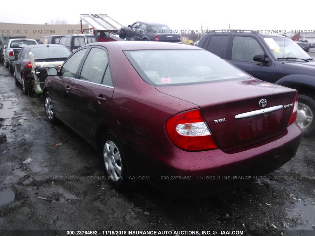 4T1BE32K52U028829 - 2002 TOYOTA CAMRY LE/XLE/SE RED photo 3