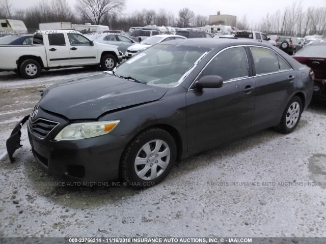 4T4BF3EK0AR006315 - 2010 TOYOTA CAMRY SE/LE/XLE GRAY photo 2