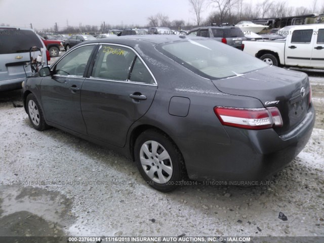 4T4BF3EK0AR006315 - 2010 TOYOTA CAMRY SE/LE/XLE GRAY photo 3