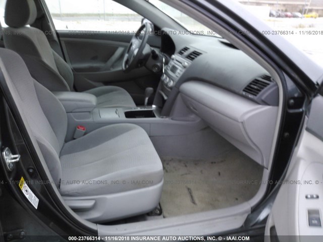 4T4BF3EK0AR006315 - 2010 TOYOTA CAMRY SE/LE/XLE GRAY photo 5