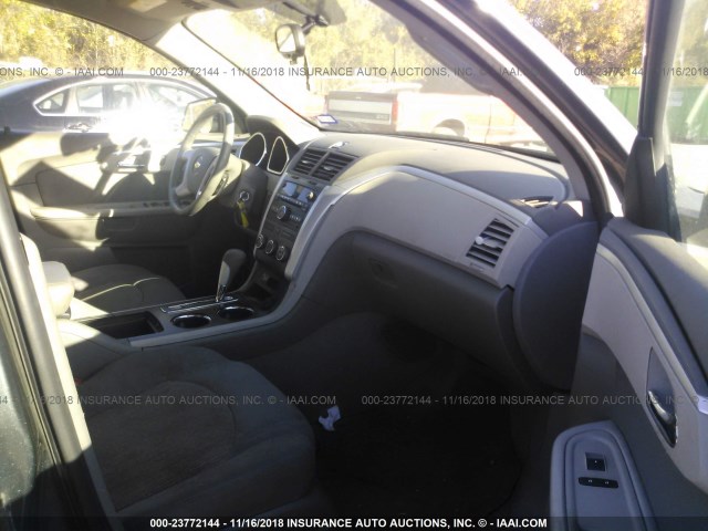 1GNKRFED8BJ305408 - 2011 CHEVROLET TRAVERSE LS SILVER photo 5