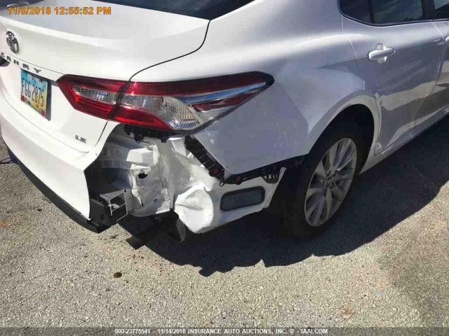 4T1B11HK8JU105182 - 2018 TOYOTA CAMRY L/LE/XLE/SE/XSE WHITE photo 11