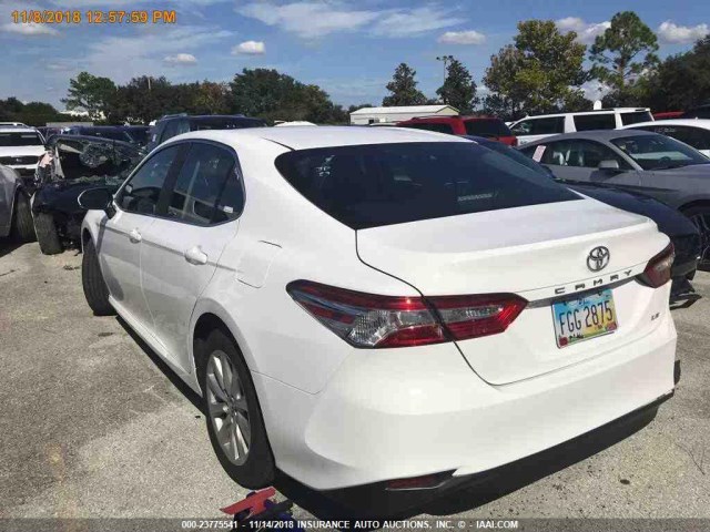 4T1B11HK8JU105182 - 2018 TOYOTA CAMRY L/LE/XLE/SE/XSE WHITE photo 17