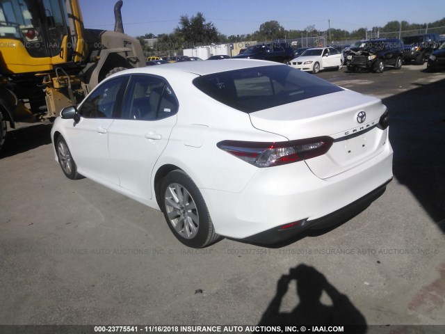 4T1B11HK8JU105182 - 2018 TOYOTA CAMRY L/LE/XLE/SE/XSE WHITE photo 3