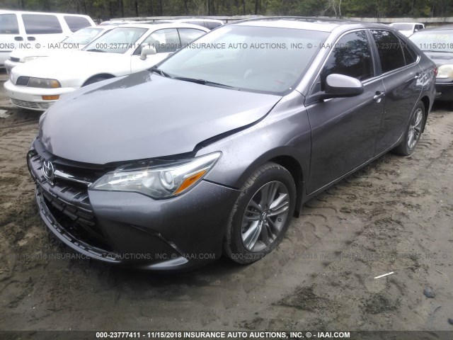4T1BF1FK6HU286913 - 2017 TOYOTA CAMRY LE/XLE/SE/XSE GRAY photo 2