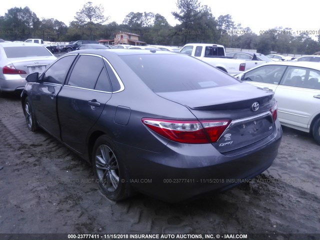 4T1BF1FK6HU286913 - 2017 TOYOTA CAMRY LE/XLE/SE/XSE GRAY photo 3