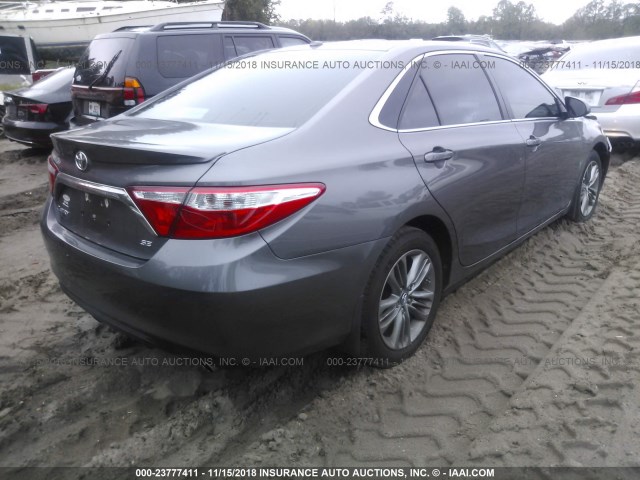 4T1BF1FK6HU286913 - 2017 TOYOTA CAMRY LE/XLE/SE/XSE GRAY photo 4