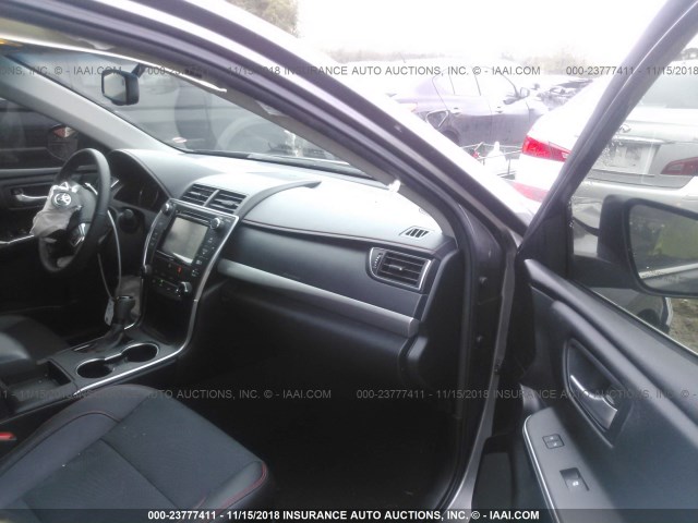 4T1BF1FK6HU286913 - 2017 TOYOTA CAMRY LE/XLE/SE/XSE GRAY photo 5