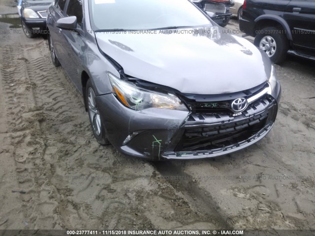 4T1BF1FK6HU286913 - 2017 TOYOTA CAMRY LE/XLE/SE/XSE GRAY photo 6